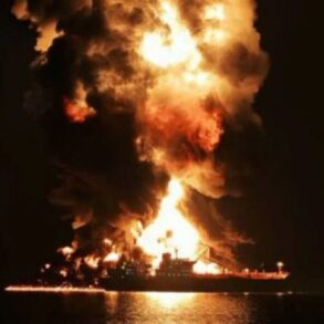 Explosión y fuego consumen un petrolero tras un ataque en el golfo Pérsico durante la escalada bélica en Medio Oriente.