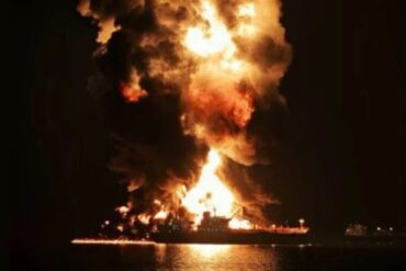 Explosión y fuego consumen un petrolero tras un ataque en el golfo Pérsico durante la escalada bélica en Medio Oriente.