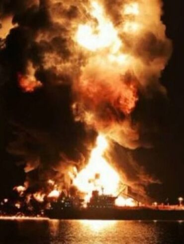 Explosión y fuego consumen un petrolero tras un ataque en el golfo Pérsico durante la escalada bélica en Medio Oriente.
