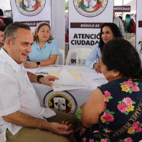 Personal del Poder Judicial de Tabasco atendiendo de manera profesional a ciudadanos en una jornada de justicia en territorio.
