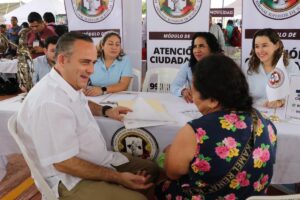 Personal del Poder Judicial de Tabasco atendiendo de manera profesional a ciudadanos en una jornada de justicia en territorio.
