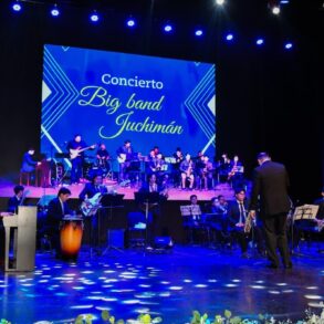 Integrantes de la Big Band Juchimán interpretando temas clásicos en el Teatro Universitario de la UJAT en Tabasco.