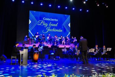 Integrantes de la Big Band Juchimán interpretando temas clásicos en el Teatro Universitario de la UJAT en Tabasco.