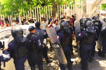 Policía estatal resguarda protesta social en Tabasco durante operativo con escudos