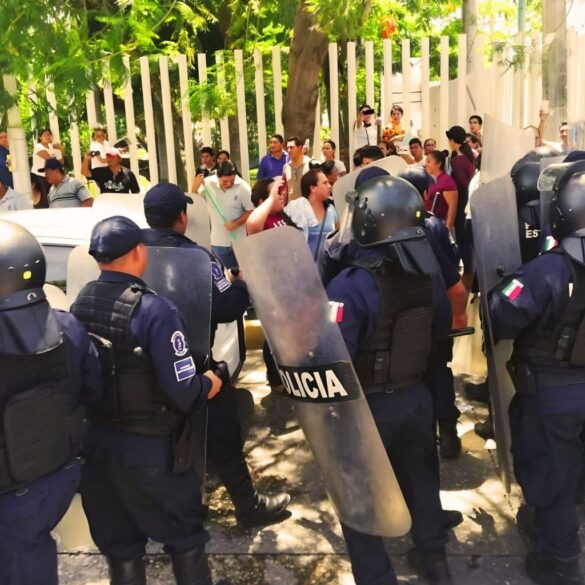 Policía estatal resguarda protesta social en Tabasco durante operativo con escudos
