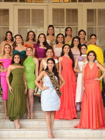 Las 17 representantes municipales unidas durante su primer día de concentración oficial.
