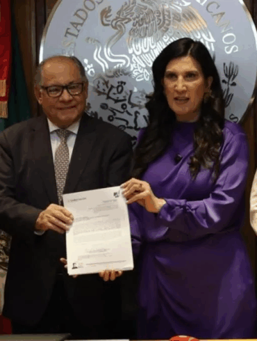 Kenia López Rabadán recibe de Segob la iniciativa de reforma electoral enviada por el gobierno federal.