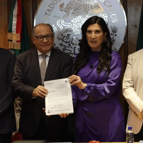 Kenia López Rabadán recibe de Segob la iniciativa de reforma electoral enviada por el gobierno federal.