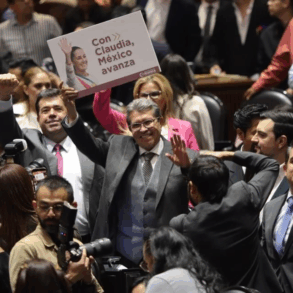 Diputados de Morena muestran pancarta de apoyo a Claudia Sheinbaum durante sesión en la Cámara de Diputados