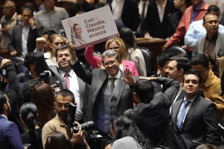 Diputados de Morena muestran pancarta de apoyo a Claudia Sheinbaum durante sesión en la Cámara de Diputados