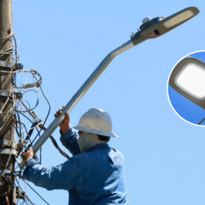 Trabajos de sustitución de luminarias en Nacajuca Tabasco para mejorar la visibilidad nocturna.