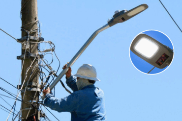 Trabajos de sustitución de luminarias en Nacajuca Tabasco para mejorar la visibilidad nocturna.