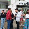El alcalde de Nacajuca Roberto Ocaña y su esposa entregan despensas en la colecta del Mago Chong Tall en Villahermosa, Tabasco.