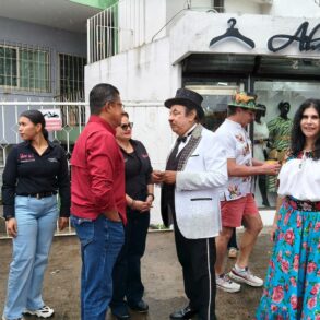 El alcalde de Nacajuca Roberto Ocaña y su esposa entregan despensas en la colecta del Mago Chong Tall en Villahermosa, Tabasco.
