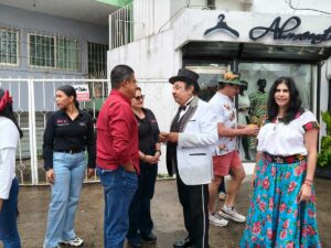 El alcalde de Nacajuca Roberto Ocaña y su esposa entregan despensas en la colecta del Mago Chong Tall en Villahermosa, Tabasco.