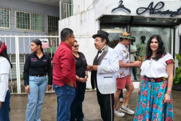 El alcalde de Nacajuca Roberto Ocaña y su esposa entregan despensas en la colecta del Mago Chong Tall en Villahermosa, Tabasco.