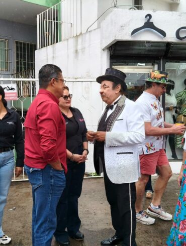 El alcalde de Nacajuca Roberto Ocaña y su esposa entregan despensas en la colecta del Mago Chong Tall en Villahermosa, Tabasco.