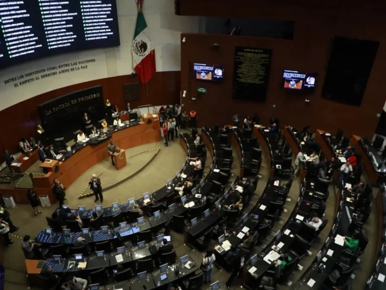 Senado de México durante sesión para votar el Plan B electoral
