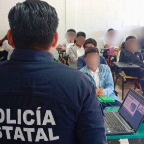 Personal de CENEPRED impartiendo pláticas sobre prevención del acoso escolar a estudiantes del CECYTE 12 en Tabasco.