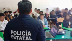 Personal de CENEPRED impartiendo pláticas sobre prevención del acoso escolar a estudiantes del CECYTE 12 en Tabasco.