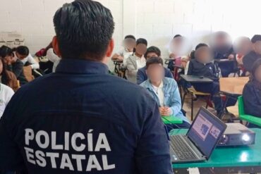 Personal de CENEPRED impartiendo pláticas sobre prevención del acoso escolar a estudiantes del CECYTE 12 en Tabasco.