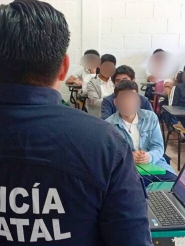 Personal de CENEPRED impartiendo pláticas sobre prevención del acoso escolar a estudiantes del CECYTE 12 en Tabasco.