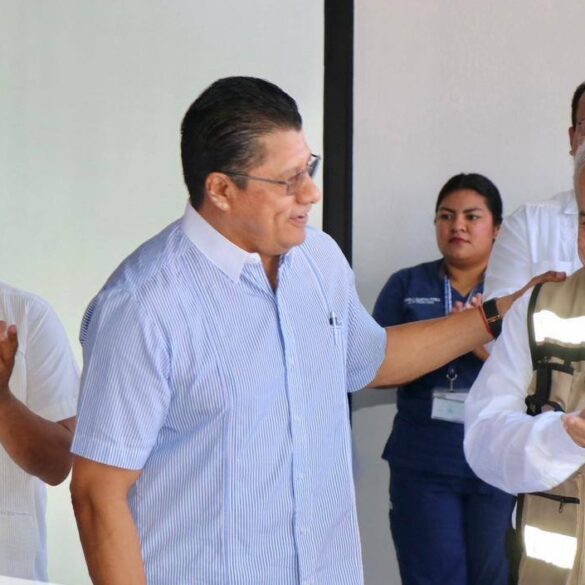 Roberto Ocaña y Juan José Peralta Fócil supervisando la Unidad Básica de Rehabilitación en Nacajuca Tabasco.