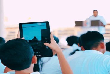 Estudiantes de secundaria reciben tabletas del programa Inclusión Digital en Tabasco.