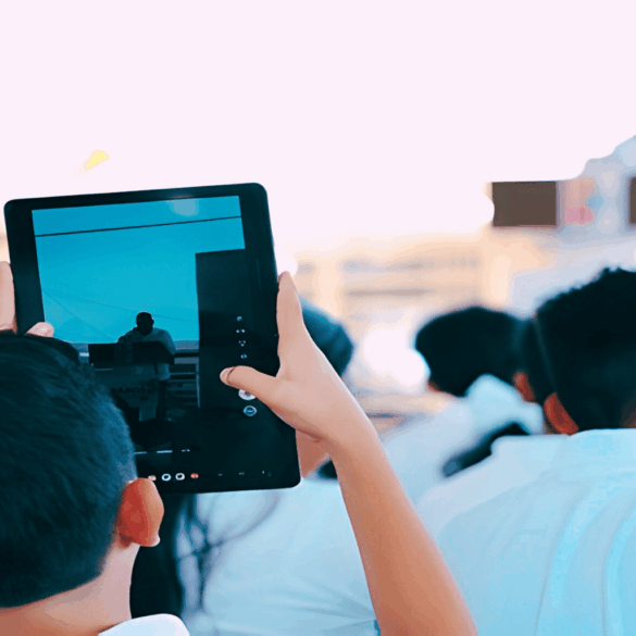 Estudiantes de secundaria reciben tabletas del programa Inclusión Digital en Tabasco.