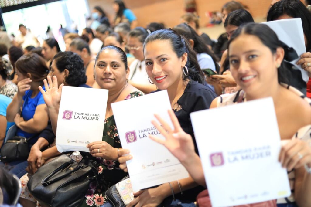 Mujeres beneficiarias del programa Tandas para la Mujer en Teapa sostienen certificados durante entrega