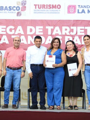 Javier May y beneficiarias durante entrega del programa Tandas para la Mujer en Teapa