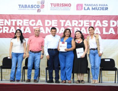Javier May y beneficiarias durante entrega del programa Tandas para la Mujer en Teapa