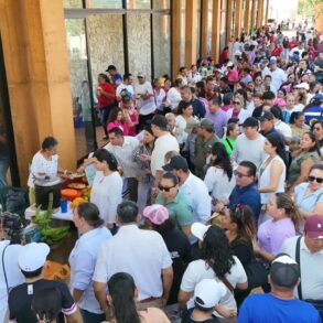 Decenas de familias y visitantes participan en actividades gastronómicas y culturales durante el programa Tertulias del Grijalva en el malecón Carlos A. Madrazo de Villahermosa.