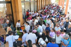 Decenas de familias y visitantes participan en actividades gastronómicas y culturales durante el programa Tertulias del Grijalva en el malecón Carlos A. Madrazo de Villahermosa.