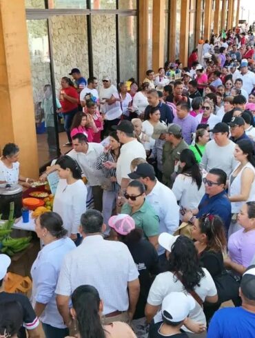 Decenas de familias y visitantes participan en actividades gastronómicas y culturales durante el programa Tertulias del Grijalva en el malecón Carlos A. Madrazo de Villahermosa.