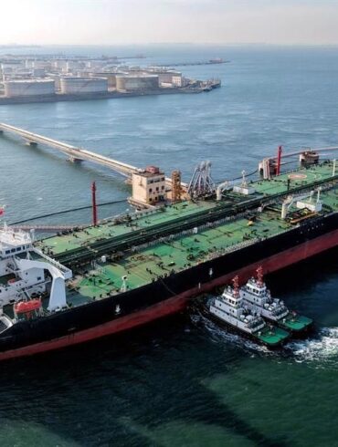 Buque petrolero guiado por remolcadores hacia terminal de carga de crudo, símbolo del comercio de hidrocarburos que depende del estrecho de Ormuz