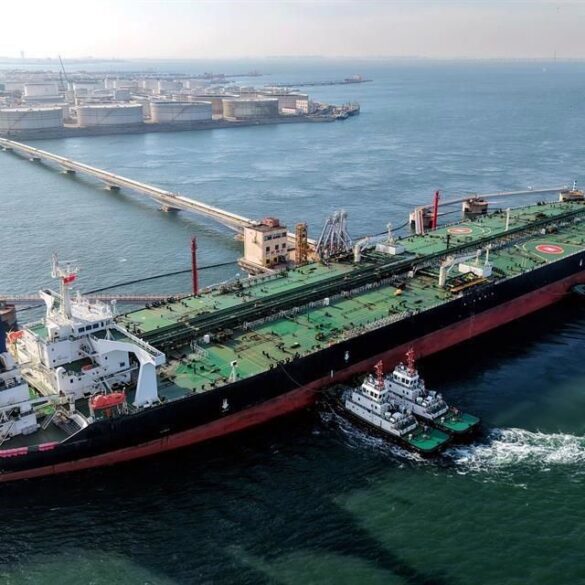 Buque petrolero guiado por remolcadores hacia terminal de carga de crudo, símbolo del comercio de hidrocarburos que depende del estrecho de Ormuz