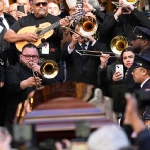 Féretro de Willie Colón sale de la Catedral de San Patricio en Nueva York