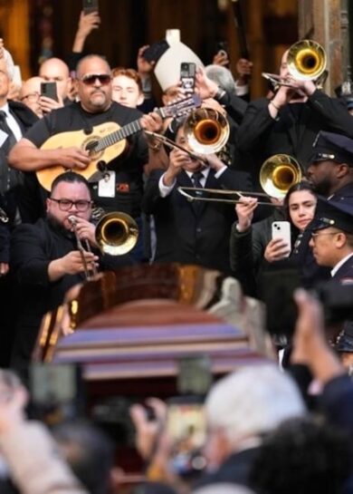 Féretro de Willie Colón sale de la Catedral de San Patricio en Nueva York