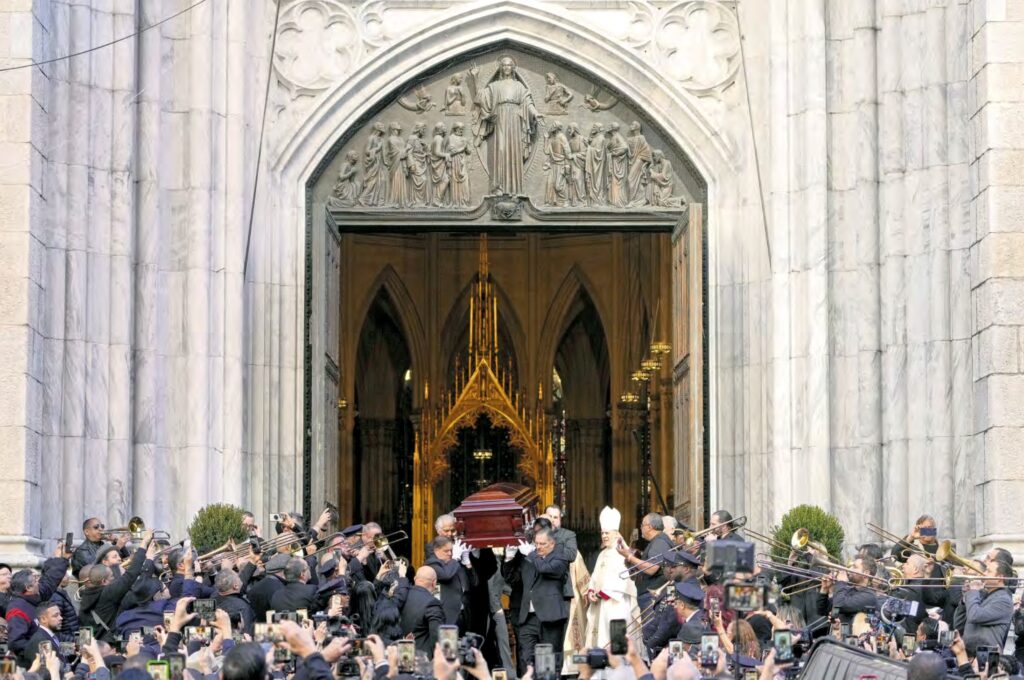 Féretro de Willie Colón sale de la Catedral de San Patricio en Nueva York