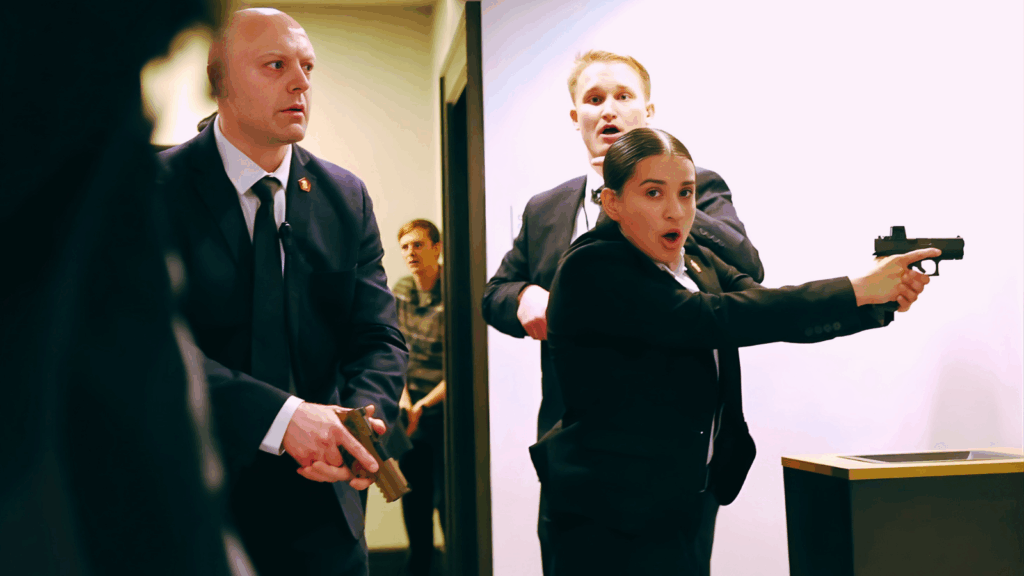 Agentes del Servicio Secreto con pistolas desenfundadas en los pasillos del Washington Hilton durante el tiroteo en la cena de corresponsales de la Casa Blanca