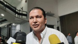 Jorge Bracamonte, coordinador de Morena en el Congreso de Tabasco, ofrece entrevista a medios sobre la reforma electoral.