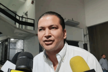 Jorge Bracamonte, coordinador de Morena en el Congreso de Tabasco, ofrece entrevista a medios sobre la reforma electoral.