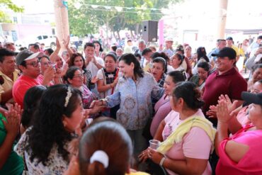 Alcaldesa Yolanda Osuna Huerta entre vecinos de la colonia Gaviotas Sur durante la décima edición del programa Centro +Cerca en Villahermosa, Tabasco