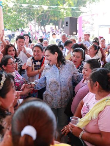 Alcaldesa Yolanda Osuna Huerta entre vecinos de la colonia Gaviotas Sur durante la décima edición del programa Centro +Cerca en Villahermosa, Tabasco