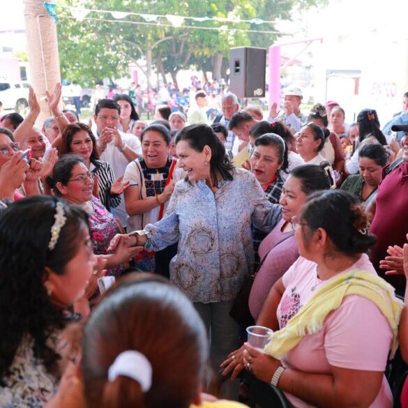 Alcaldesa Yolanda Osuna Huerta entre vecinos de la colonia Gaviotas Sur durante la décima edición del programa Centro +Cerca en Villahermosa, Tabasco