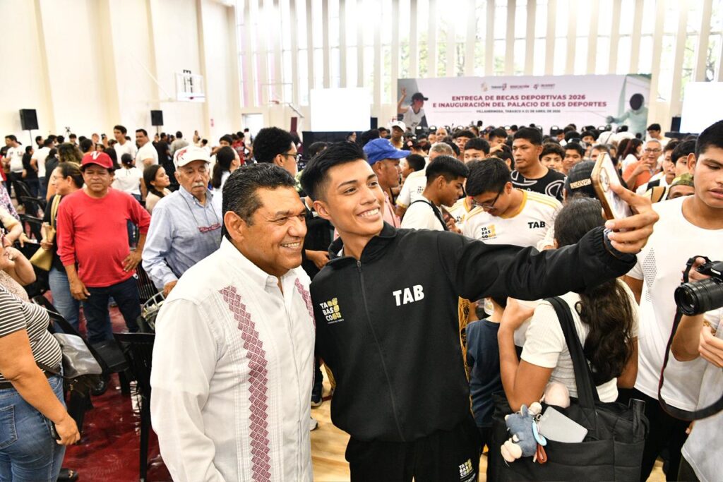 Javier May se toma una selfie con joven deportista durante evento de becas en Tabasco