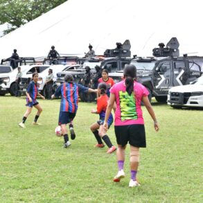 Niñas juegan fútbol frente a unidades de seguridad durante Jornadas de Paz en Tabasco