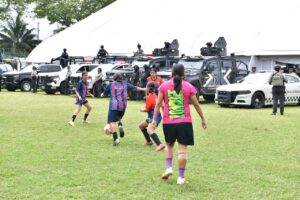 Niñas juegan fútbol frente a unidades de seguridad durante Jornadas de Paz en Tabasco