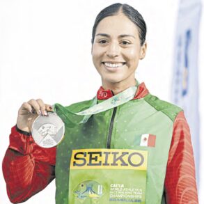 Alejandra Ortega cruza la meta en el medio maratón de marcha de la Copa Mundial de Brasilia 2026 con la medalla de plata